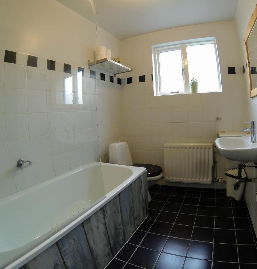 Skjolbraut - Cozy Apartment - Central Location - Free Parking - Close To A Public Swimming Pool And Sky Lagoon Reykjavík Buitenkant foto